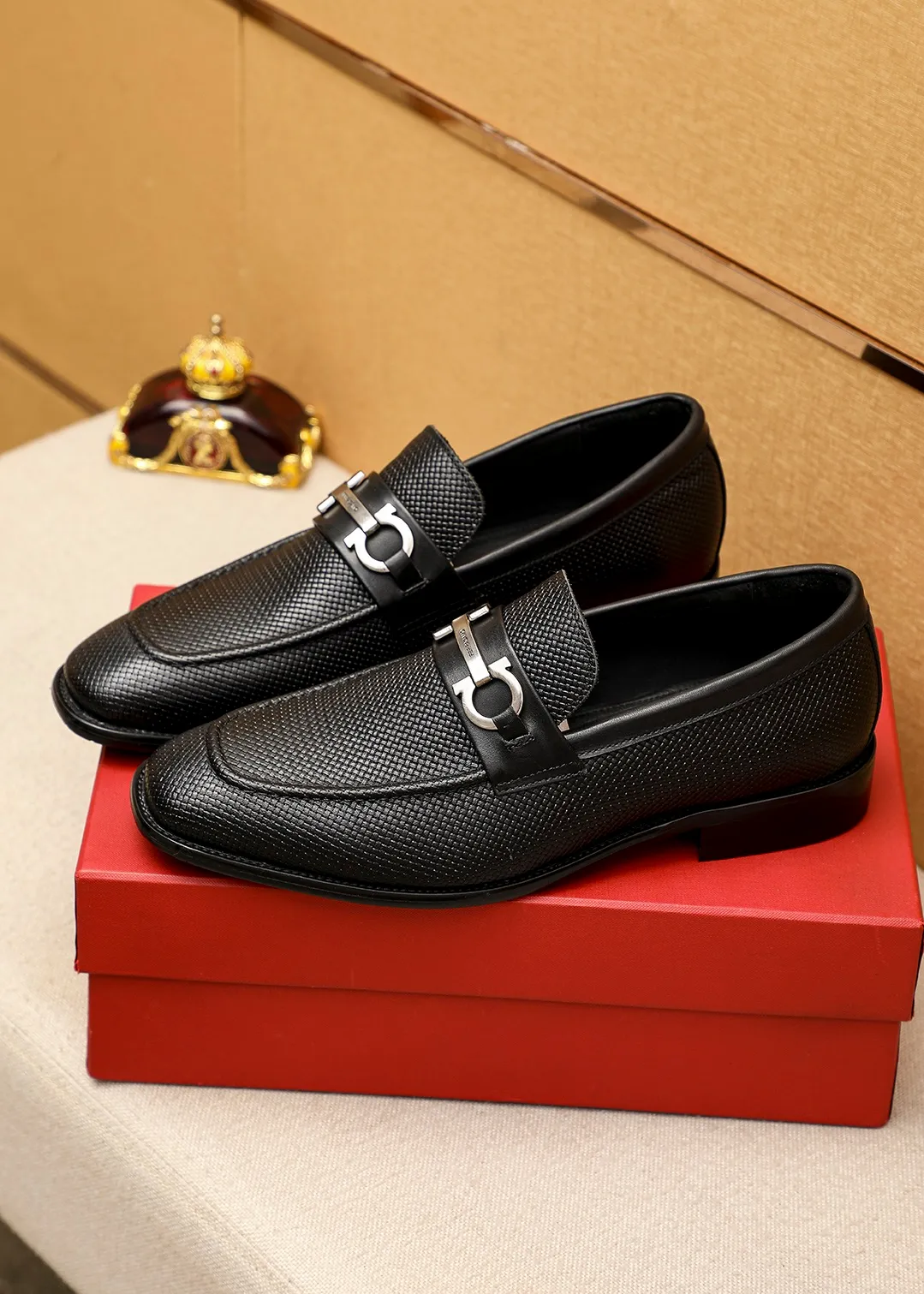 Men's shoes 💰462 💐 Product trademark: Ferragamo "Ferragamo" casual leather shoes Regular size: 38-44 (45.46🉑️customized) Product materials: Selected imported first-layer calfskin embossed upper + luxury hardware buckle, imported water-dyed cow leather lining. Strong three-dimensional visual effect, original outsole color: 2 colors available